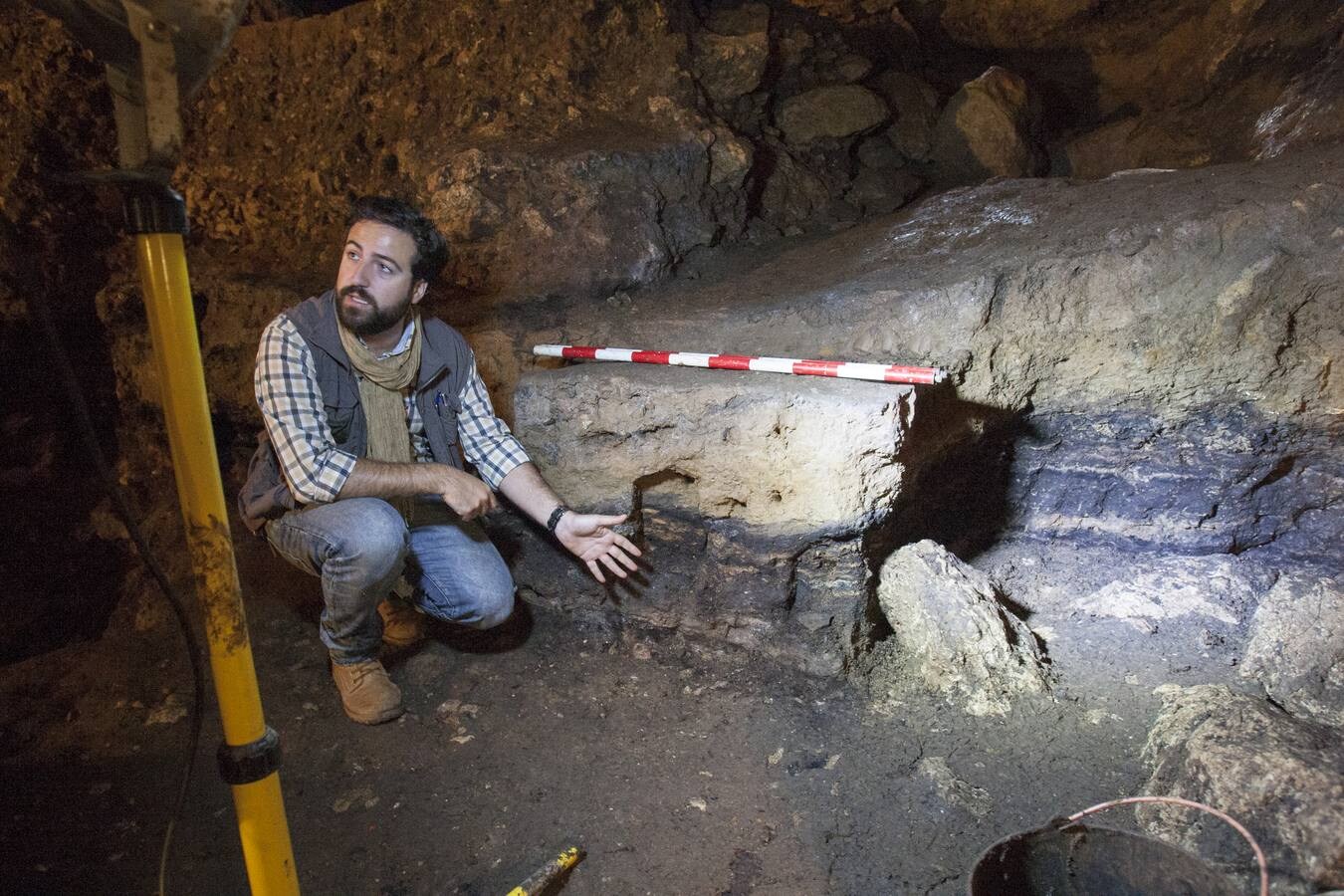 Las nuevas excavaciones confirman a El Pendo como asentamiento continuo de neandertales. Los responsables del proyecto aseguran que solo una cueva de Israel es equiparable en cuanto a cantidad y antigüedad de hogueras en la roca a la cavidad de Escobedo