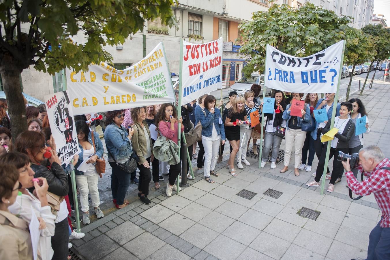 Protesta de las auxiliares de enfermería ante la sede del Gobierno regional