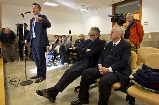 David González Pescador declara como testigo en el juicio en el que 'Harry', a su izquierda, impugnó las Juntas de Accionistas de 2014