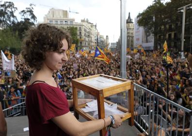 Imagen secundaria 1 - Miles de estudiantes durante la manifestación.