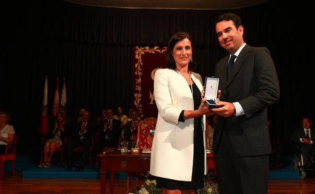 Gema Igual entrega la Medalla de Oro de la ciudad a Javier Botín.
