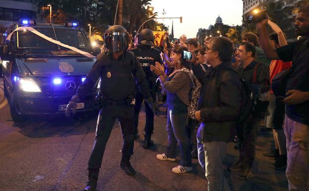 La Policía Nacional, junto a la sede de la CUP.