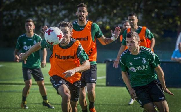  Julen Castañeda corre detrás del balón durante un entrenamiento de esta semana en La Albericia