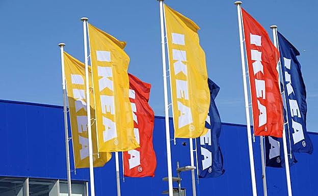 Banderas con el nombre de la compañía sueca.