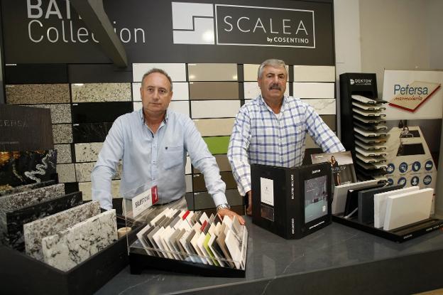 Antonio Pérez y su hermano José Vidal, en la sede de la empresa en Cartes. 