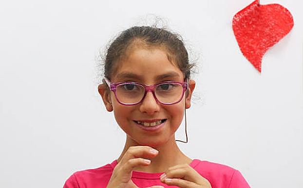 Quieren expresarse. Una niña sorda hace el signo de la palabra ‘comunicación’ con sus manos