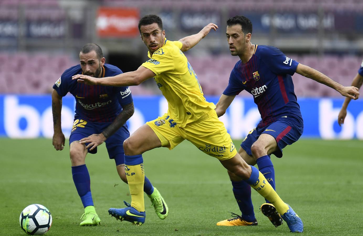 Las mejores imágenes del partido de la séptima joranda de Liga entre el Barcelona y e Las Palmas, que se ha disputado a puerta cerrada.