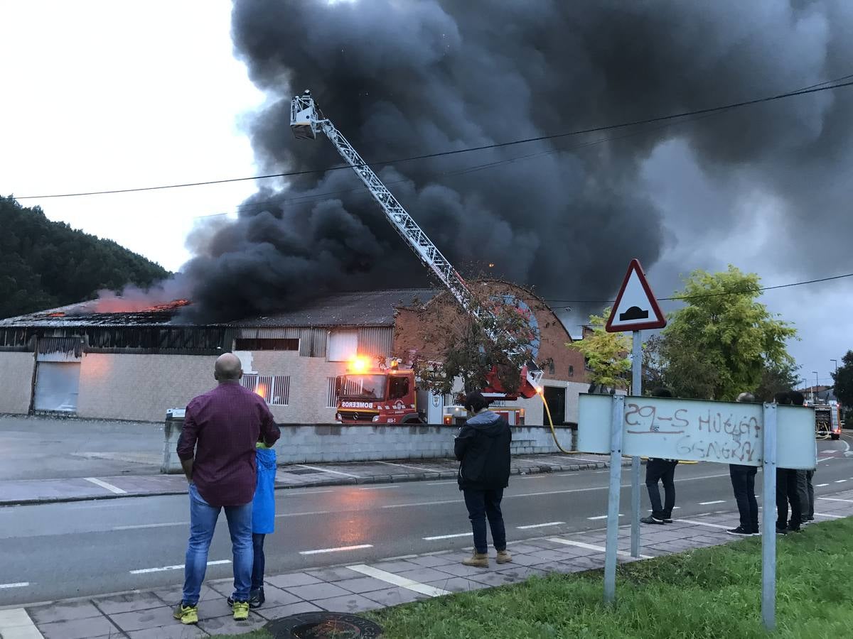 Espectacular incendio en Santiago de Cartes