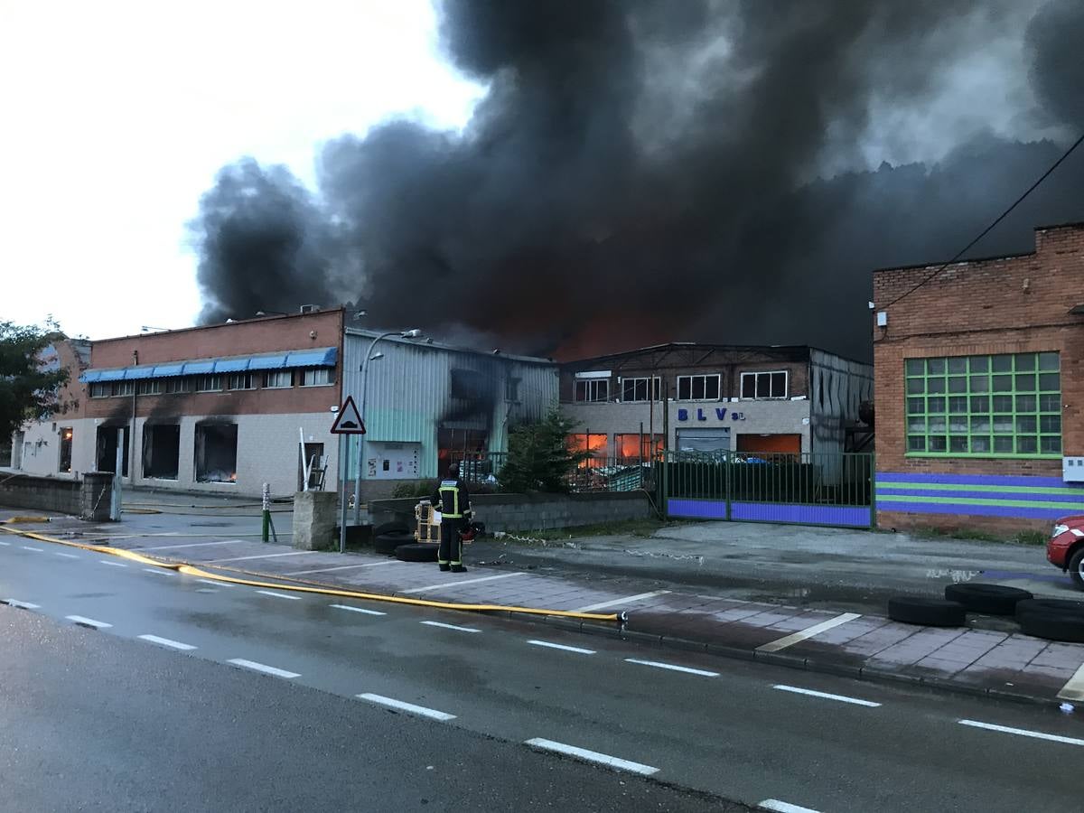 Espectacular incendio en Santiago de Cartes