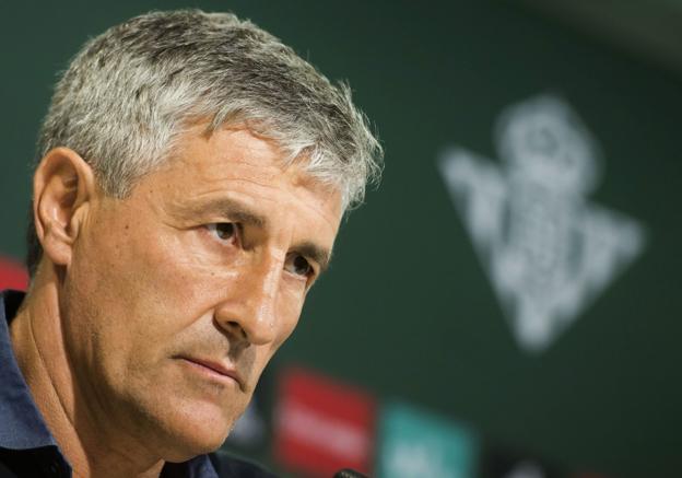 Quique Setién, con el escudo del Betis al fondo, un club en el que ha caído con buen pie. 