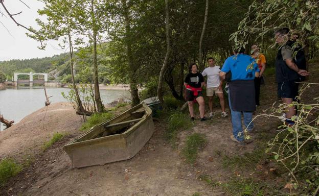 Para acceder a Chufín se realiza un recorrido por un paraje natural junto al pantano Palombera.