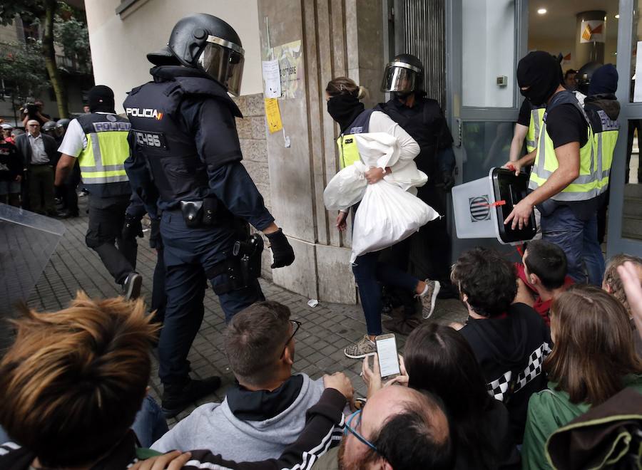 Efectivos de la Policía requisan materal electoral de un colegio.