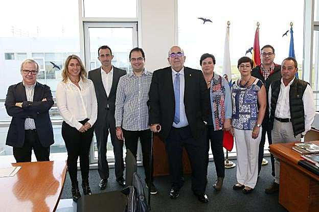 Representantes de la Consejería y de seis de las ocho empresas premiadas, con el consejero Jesús Oria. :