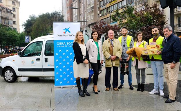 Representantes de La Caixa, el Ayuntamiento y las empresas Dromedario y Sobaos Serafina.