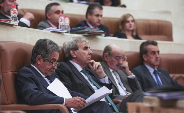 Miguel Ángel Revilla, en el pleno del Parlamento de Cantabria