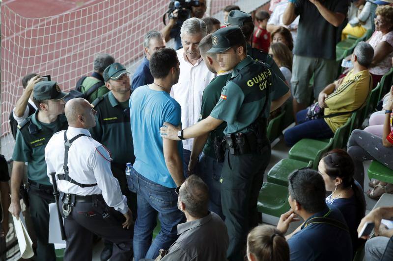 Los aficionados españoles recibieron a Gerard Piqué con insultos y abucheos, y pancartas reclamando su marcha inmediata de la selección española.
