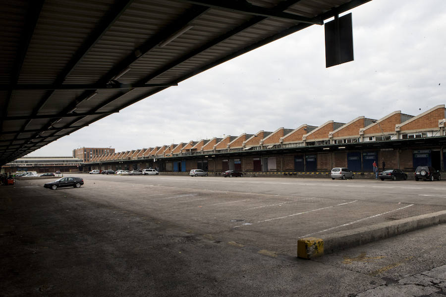 El seguimiento de la huelga es desigual: los comercios del centro de Barcelona están casi cerrados, mientras que una las plantas fabriles más importantes de Cataluña, la de Seat, en Martorell, funciona a pleno rendimiento.