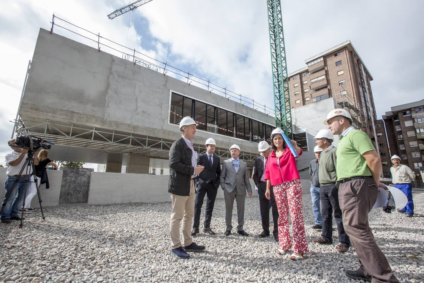 El centro cívico de Cazoña estará acabado a final de año tras una inversión de 2,6 millones de euros, según ha anunciado hoy la alcaldesa de Santander, Gema Igual, durante una visita a las obras de esta nueva dotación, que dará servicio a más de 15.000 vecinos.