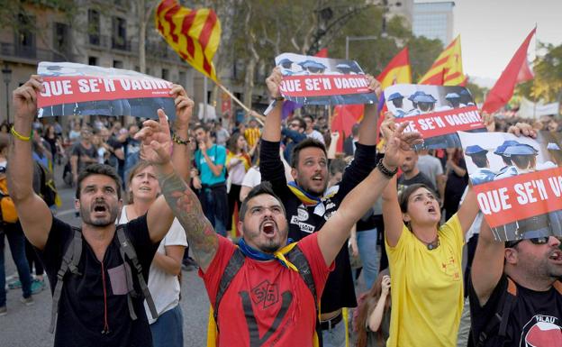 Manifestantes de Barcelona reclaman la marcha de la Policía Nacional y de la Guardia Civil de Cataluña. 