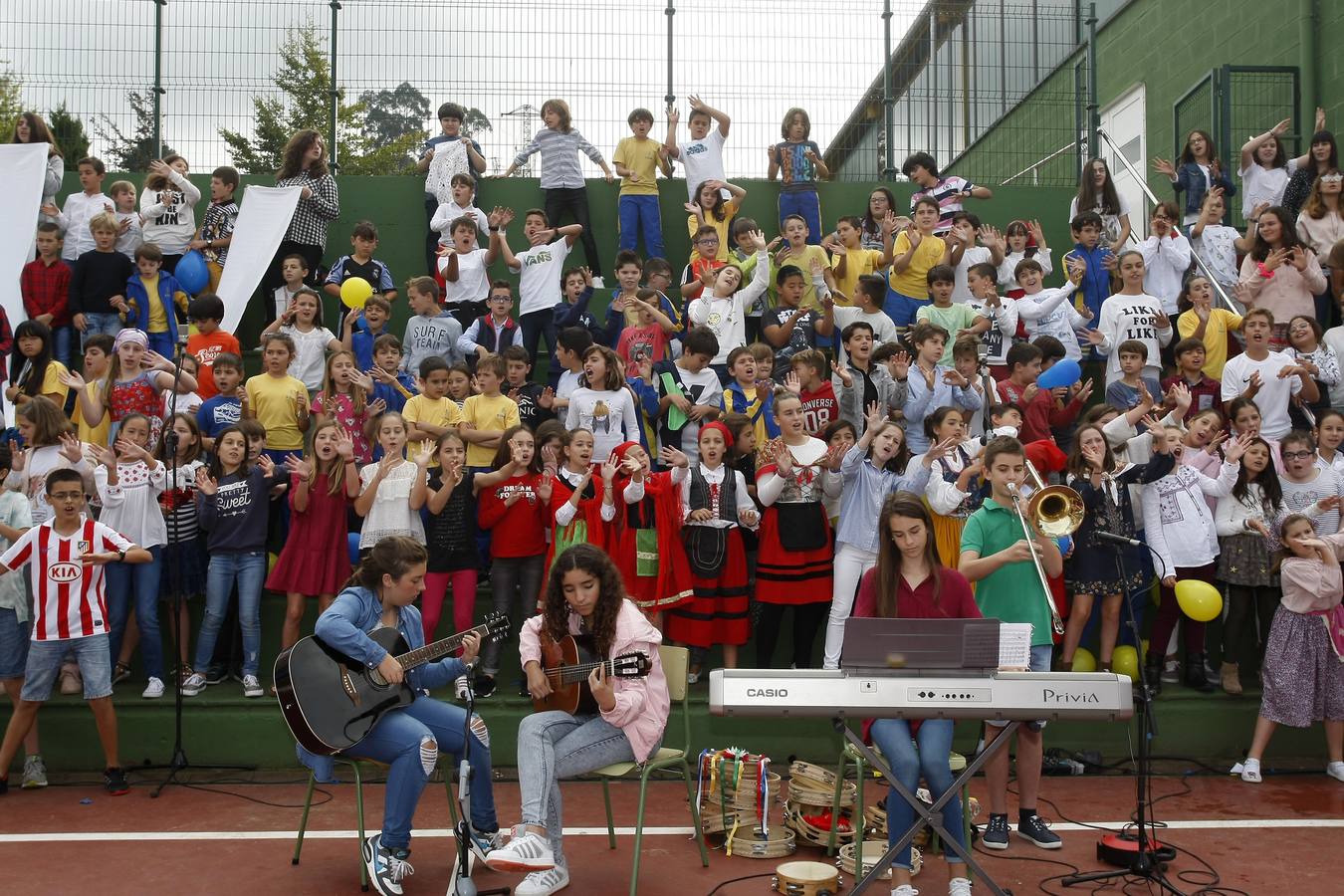 El colegio Salvador de Barreda celebró su 35 aniversario enterrando una cápsula del tiempo en el centro.