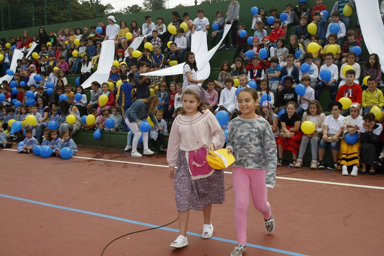 El colegio Salvador de Barreda celebró su 35 aniversario enterrando una cápsula del tiempo en el centro.