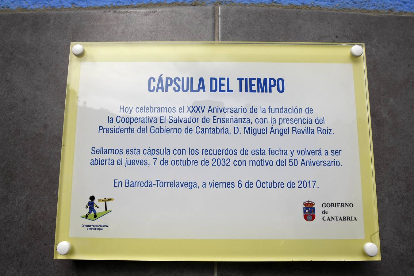 El colegio Salvador de Barreda celebró su 35 aniversario enterrando una cápsula del tiempo en el centro.
