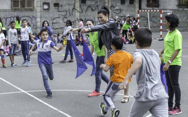 La alcaldesa compartió juegos con los más pequeños