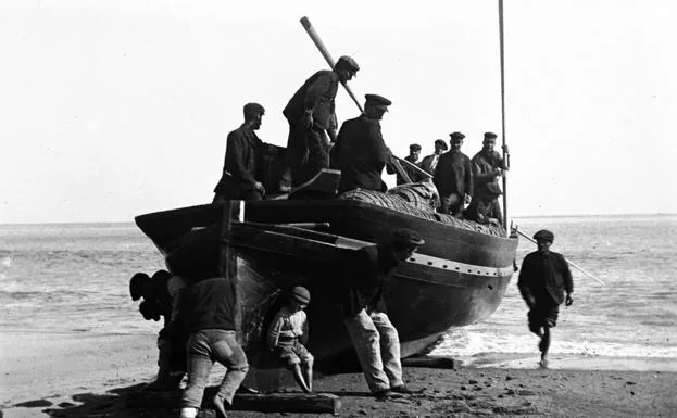 Marinos y trabajadores posando en una de las barzacas. Garrucha, Almería, Ca. 1901-1906. 