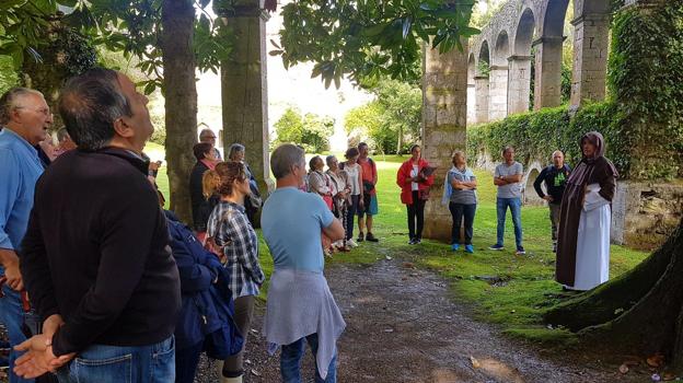 El 'último' fraile franciscano muestra a los visitantes las diferentes estancias del antiguo monasterio. 