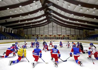 Imagen secundaria 1 - Las &#039;damas de hielo&#039; de Kuwait preparan su primer torneo internacional