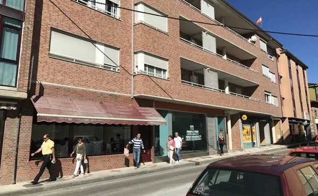 El edificio de la avenida Justina Berdia (Sarón), donde se atrincheró hombre que ejecutó los disparos la pasada madrugada.