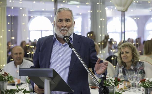 Ramón Ruiz, durante su discurso, observado por Eva Díaz Tezanos.