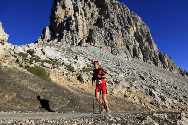 El ganador de la prueba, en plena carrera, atravesando la Horcadina de Covarrobres.