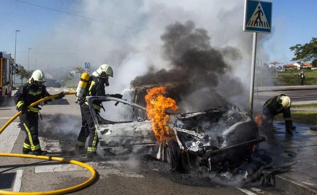 Los bomberos extinguieron las llamas del vehículo más afectado por el accidente. 