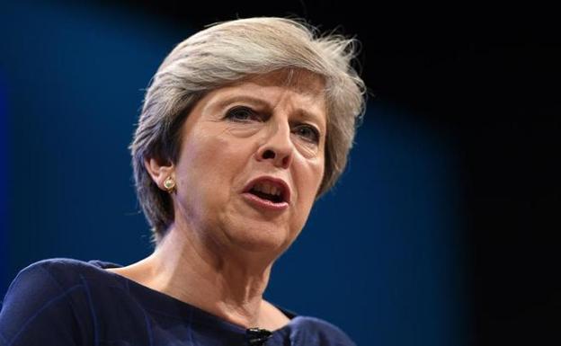 Theresa May dice que hará frente a cualquier complot para derrocarla