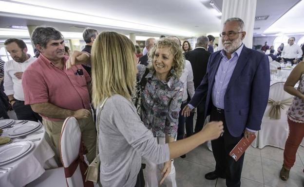 Eva Díaz Tezanos saluda a la alcaldesa de Piélagos a su llegada al acto