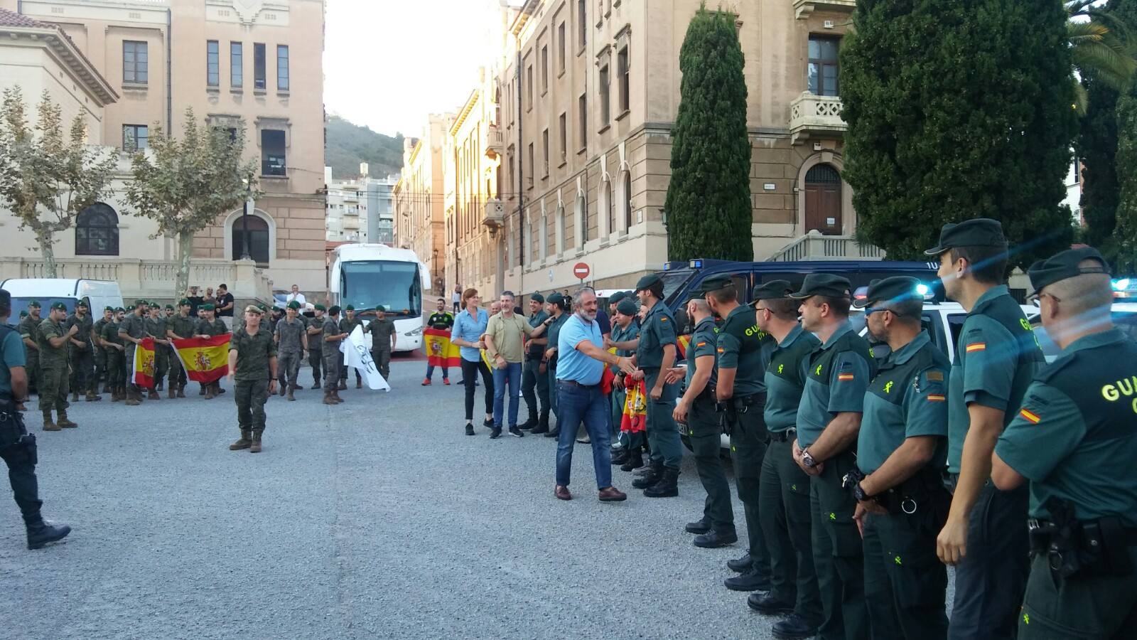 Imágenes de la visita de la Unión de Guardias Civiles de Cantabria a sus compañeros