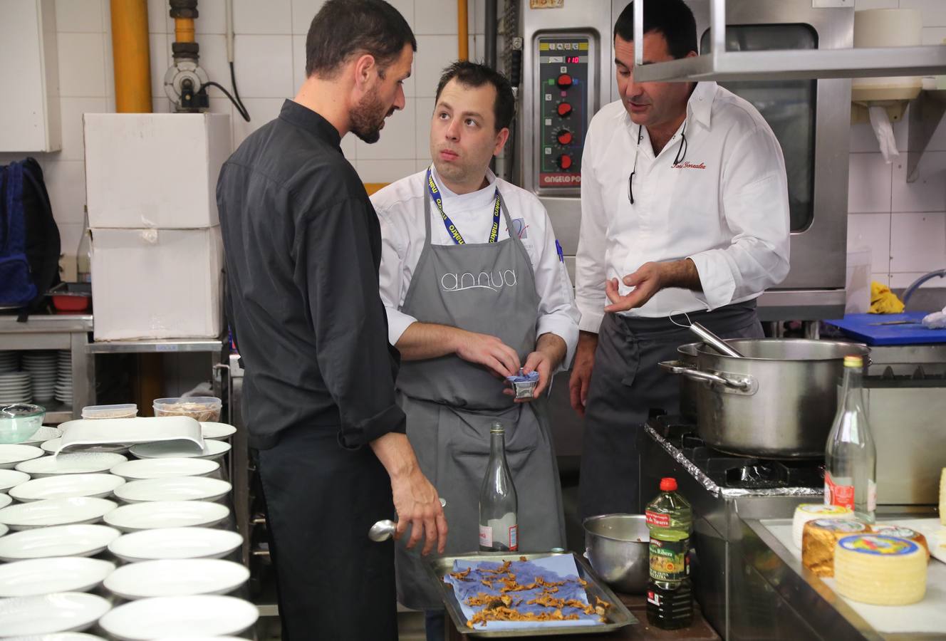 Doce de los más destacados cocineros de la región elaboran con productos cántabros una cena, organizada por la Consejería de Turismo y Cantur, para más de sesenta representantes de medios de comunicación especializados nacionales e internacionales, cocineros de primer nivel nacional e internacional y profesionales influyentes. Cantabria en el l congreso San Sebastián Gastronómika-Euskadi Basque Country 2017 ntabria en el 