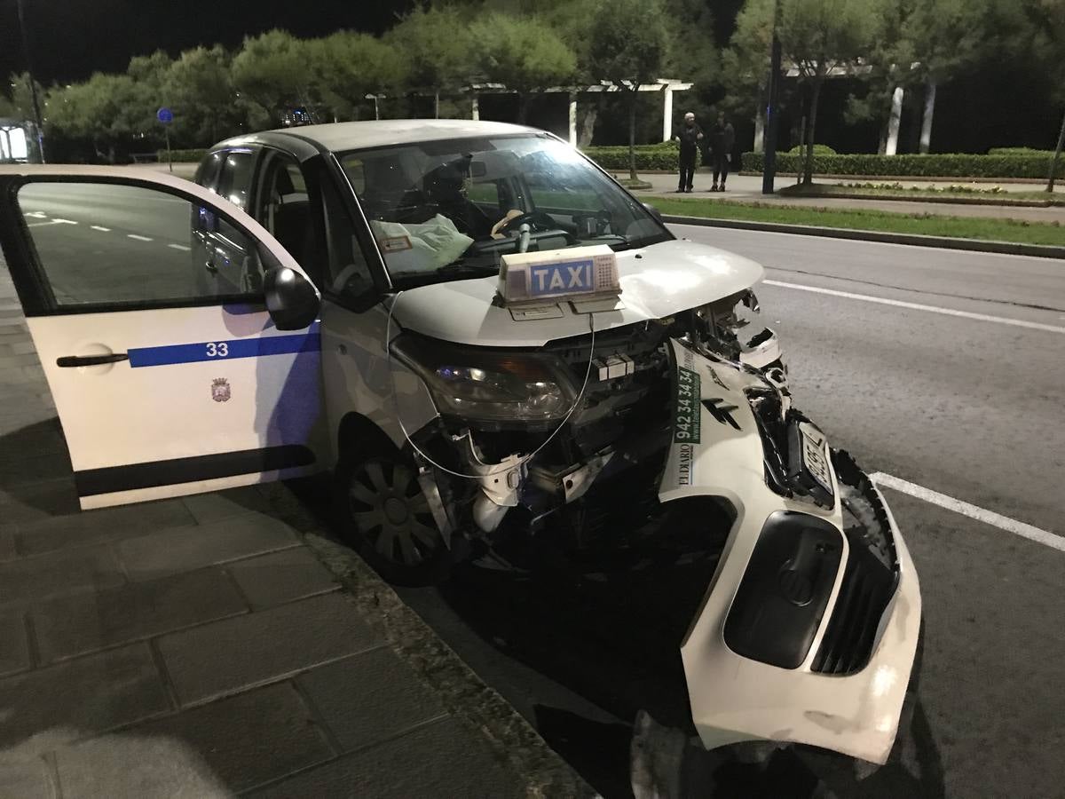 Accidente entre un taxi y un turismo en Reina Victoria