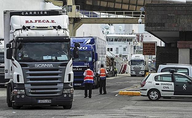 Controles en los camiones antes de embarcar 