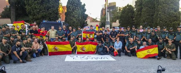 Los cinco guardias civiles que se desplazaron el domingo hasta Barcelona posan en uno de los acuartelamientos con sus compañeros cántabros de la Benemérita, Policías Nacional de toda España y los militares, que hicieron de anfitriones.