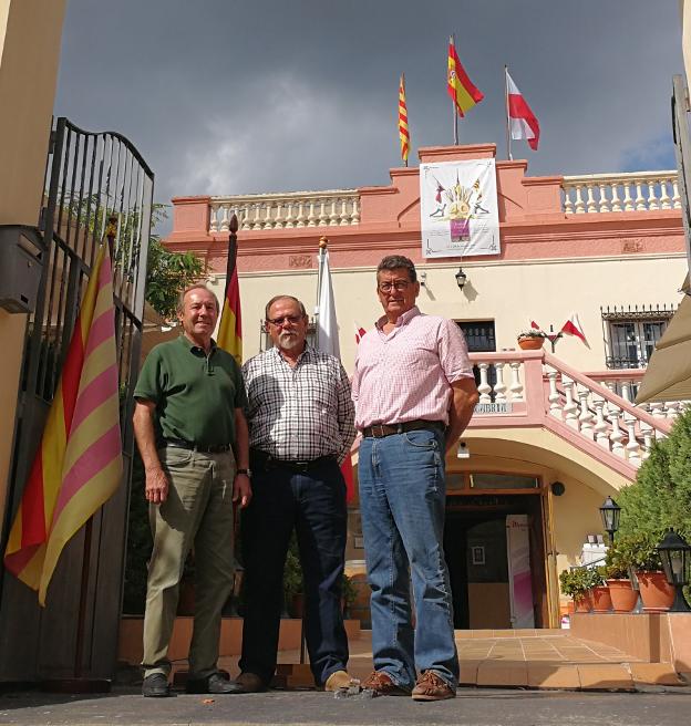 De izquierda a derecha, Ovide, Diego y Sobrino, ayer, en la Casa de Cantabria en Barcelona. :: Á. G. p.