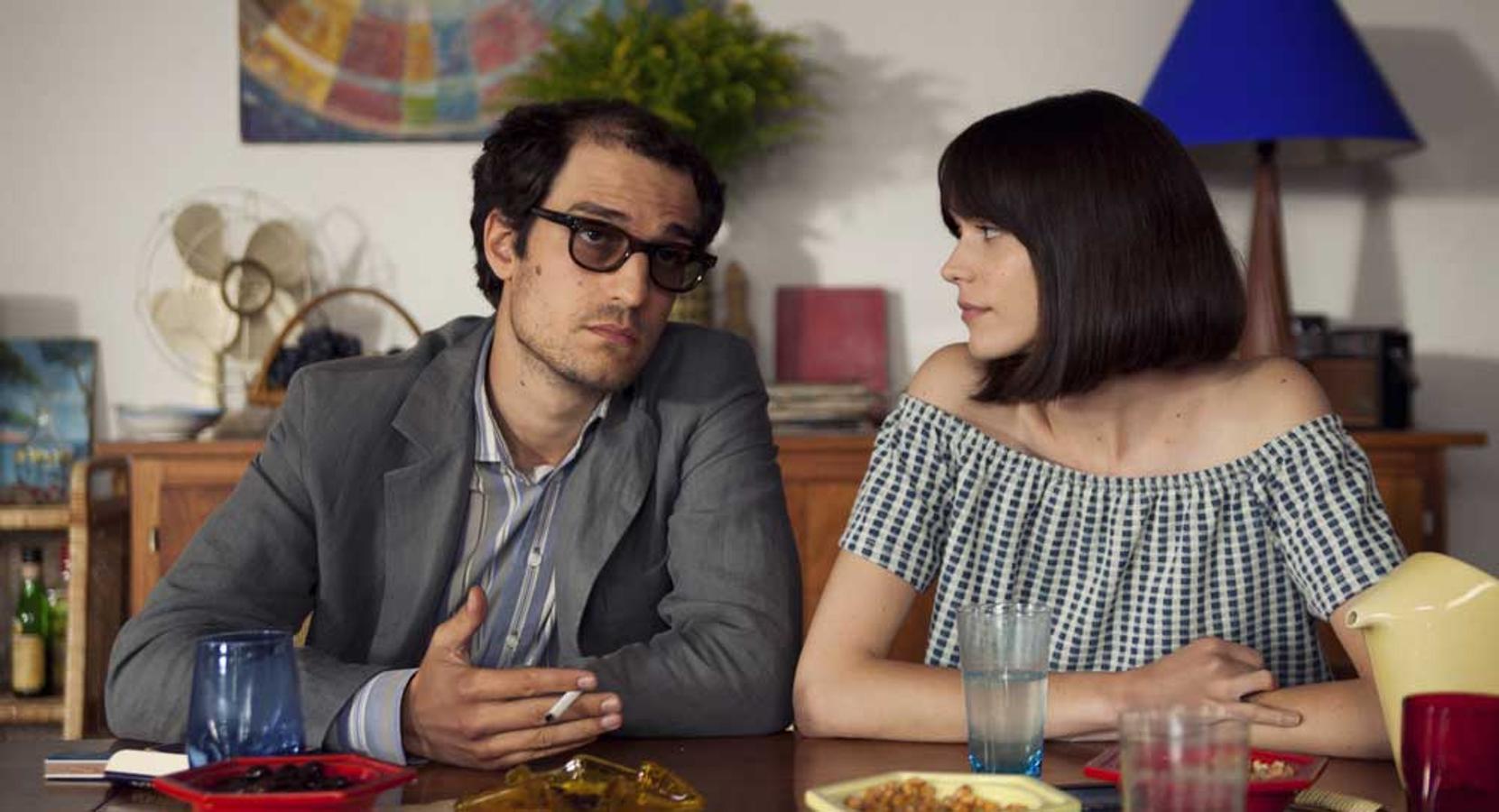 Fotogramas de la película 'Redoutable' dirigida por Michel Hazanavicius y protagonizada por Louis Garrel y Stacy Martin