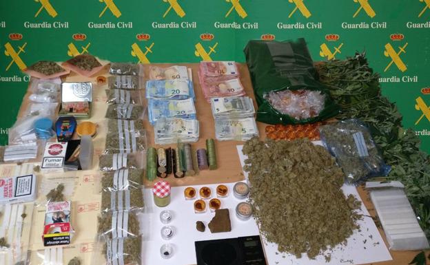 Droga y dinero intervenidos en el local de Guarnizo.