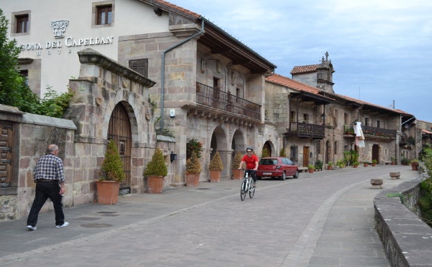 El carril bici actual pasa por el centro del caso histórico.