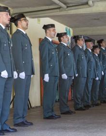 Imagen secundaria 2 - Arriba: guardias de Astillero izan una bandera de España en la rotonda de Villanueva de Villaescusa. Debajo, actos por el día del Pilar en Los Corrales de Buelna y Camargo.