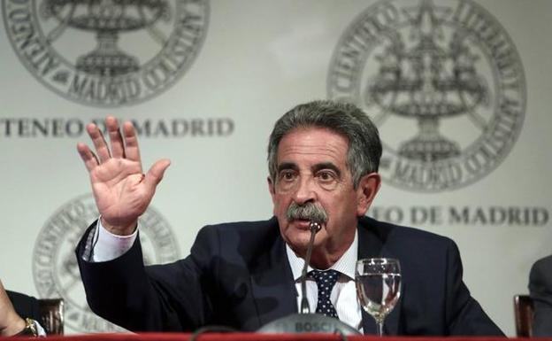 Miguel Ángel Revilla durante su intervención en el Ateneo Madrid, en la tarde de ayer. 