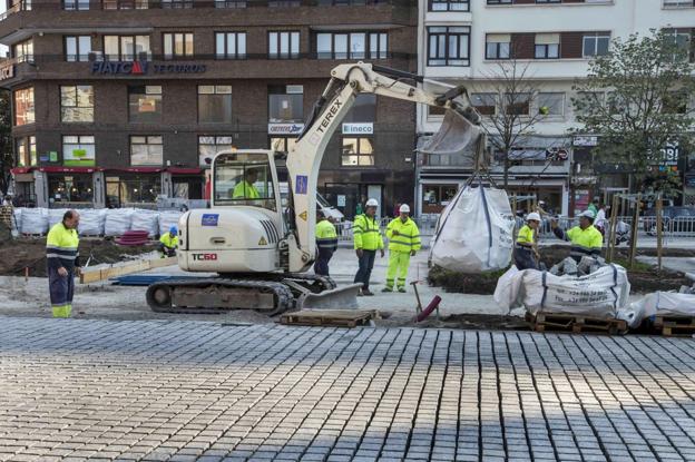 Las zonas verdes y arboladas de la Plaza de las Estaciones son parte destacada de la reforma que realiza el Ayuntamiento en esta área de mucho tránsito peatonal.