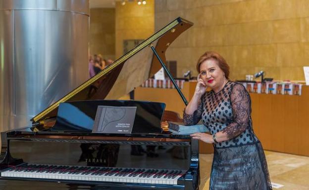 La diseñadora cántabra Beda Herrezuelo junto a un piano, «uno de los grandes amores de mi vida».