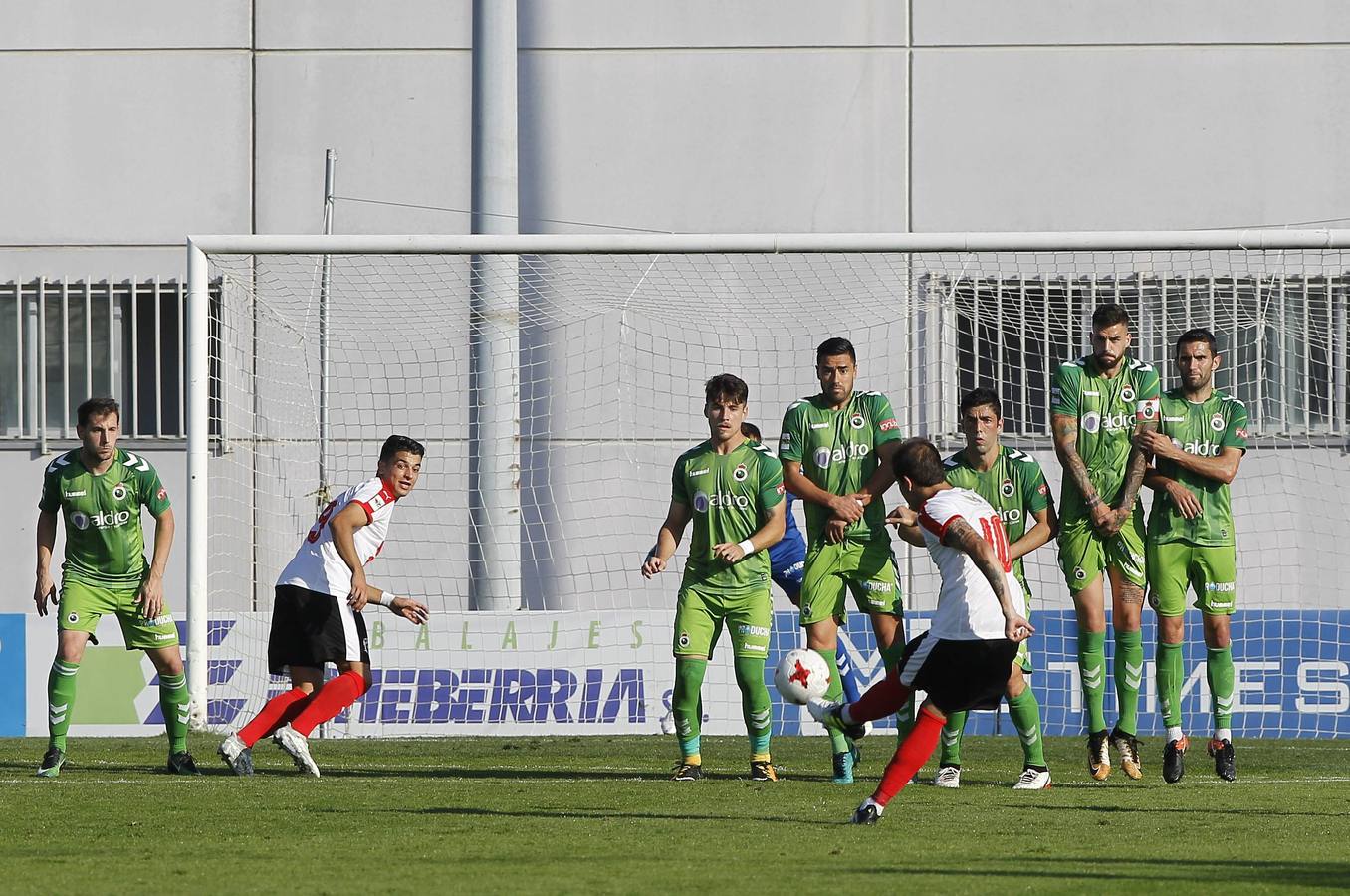 El Racing no puede pasar del empate a cero en Vitoria